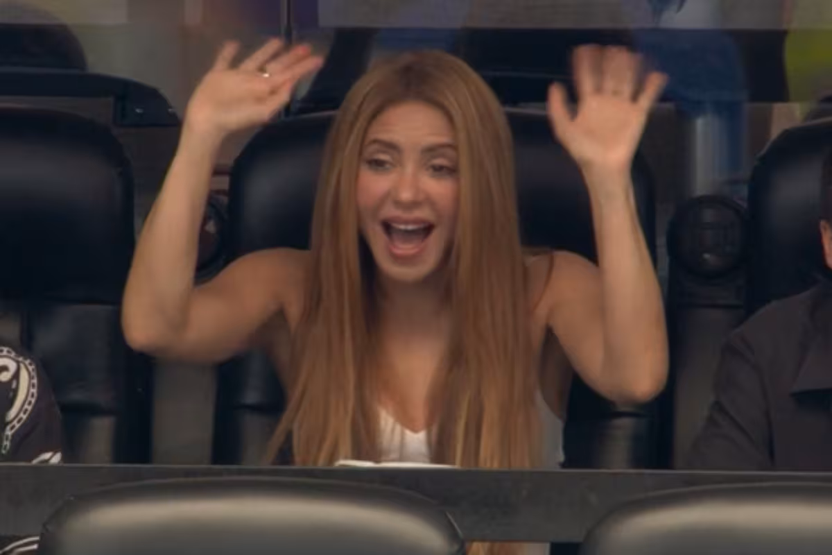 Shakira Saludo Al Publico Al Ser Captada Por La Bsx66inlkbcbbab5slltahxlae