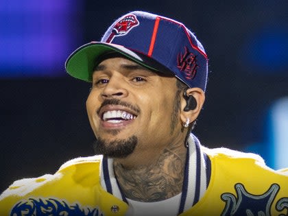 Chris Brown tira el pelo a una mujer en pleno concierto
