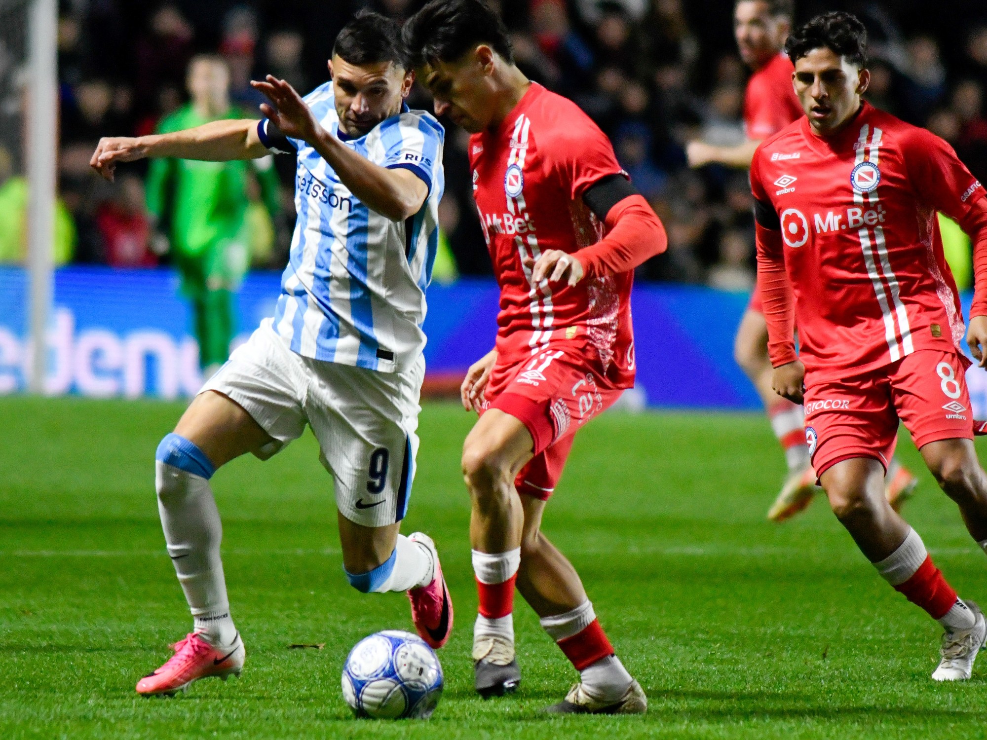 Del cielo al infierno el codo de Martinez golpea a Racing