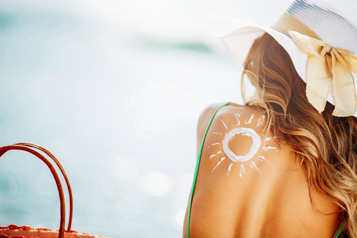 Dermatóloga desmiente mitos sobre la crema solar sin base científica