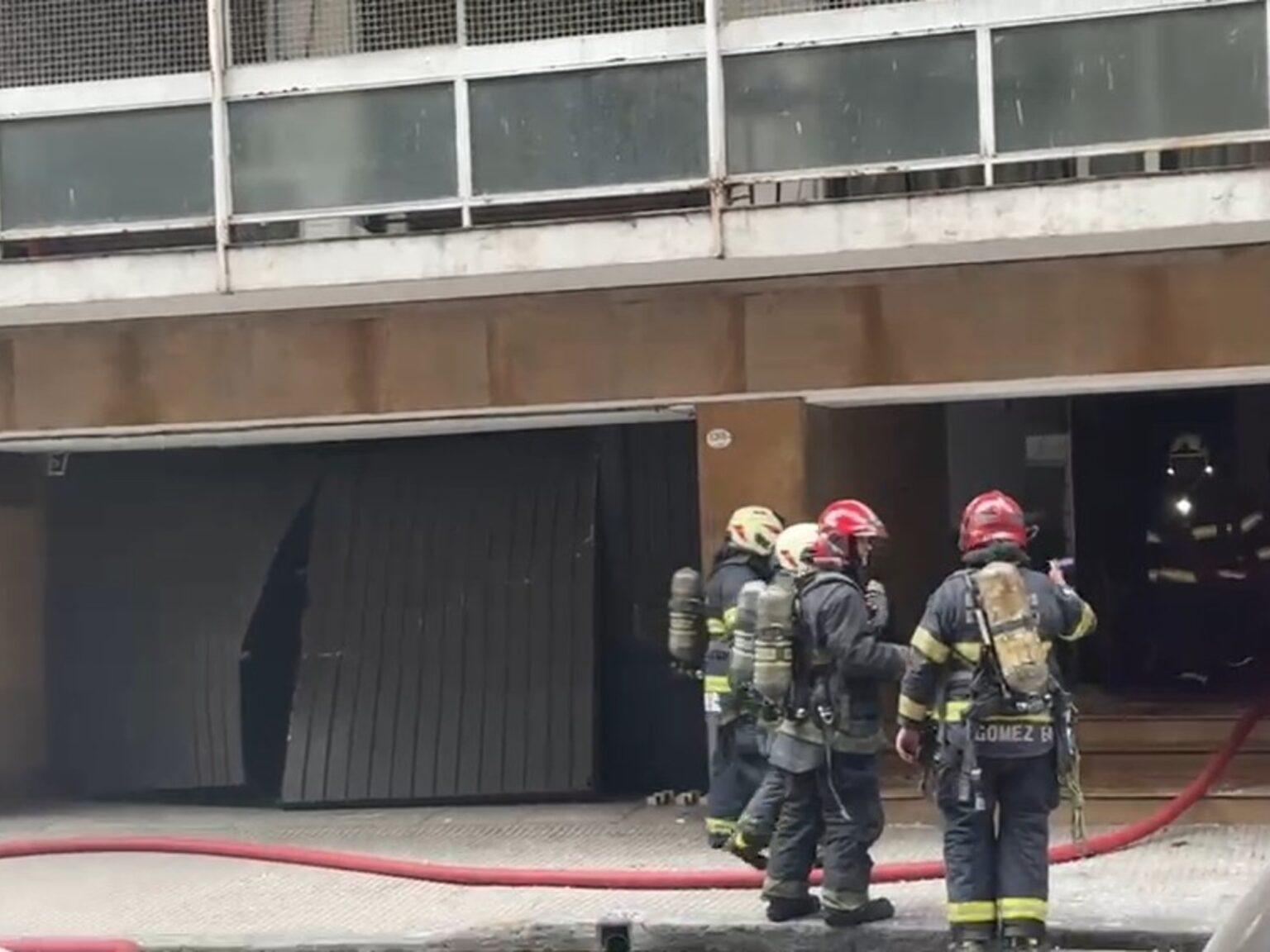 Evacuan a doce personas tras explosion en garaje de Recoleta