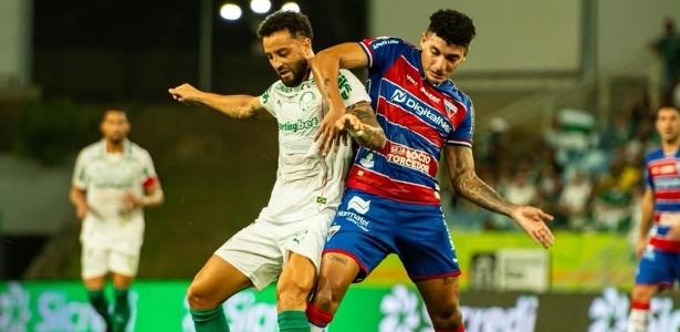 Felipe Anderson E Fuentes Disputam A Bola Na Partida Entre Fortaleza E Palmeiras Na Arena Pantanal P