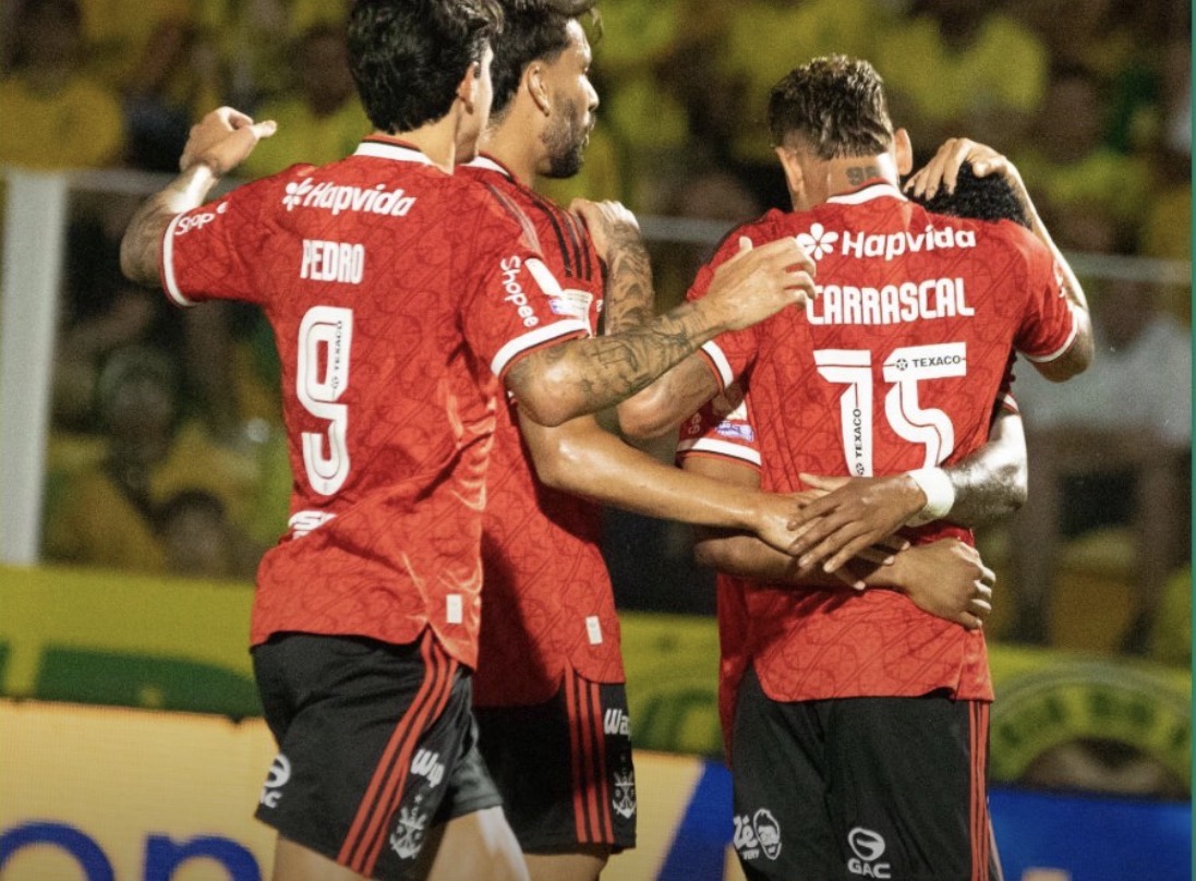 Flamengo reduce a tres puntos la ventaja del Palmeiras