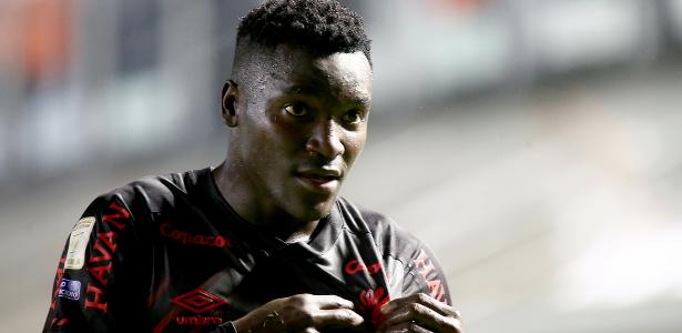 Huracan Kevin Viveros destroza el estadio Vila Belmiro