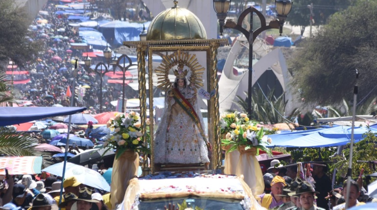 La Virgen de Urkupiña llega al Calvario entre fieles