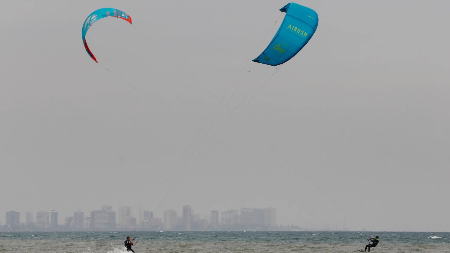 Muere haciendo kitesurf mientras su pareja lo graba