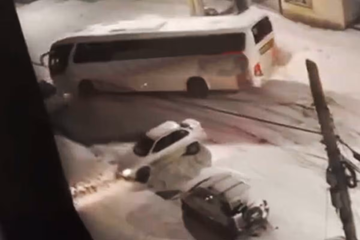 Nieve en Bariloche: micro de egresados choca siete autos