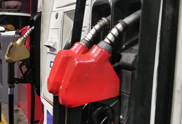 Solicitan fuerte rebaja en la gasolina regular