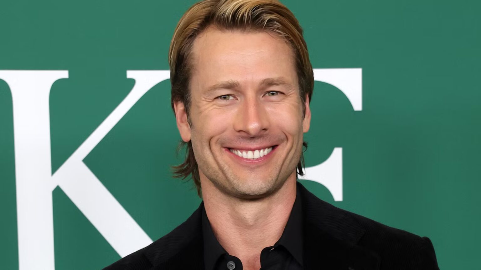 Vuelve la serie estilo Sra Doubtfire de Glen Powell