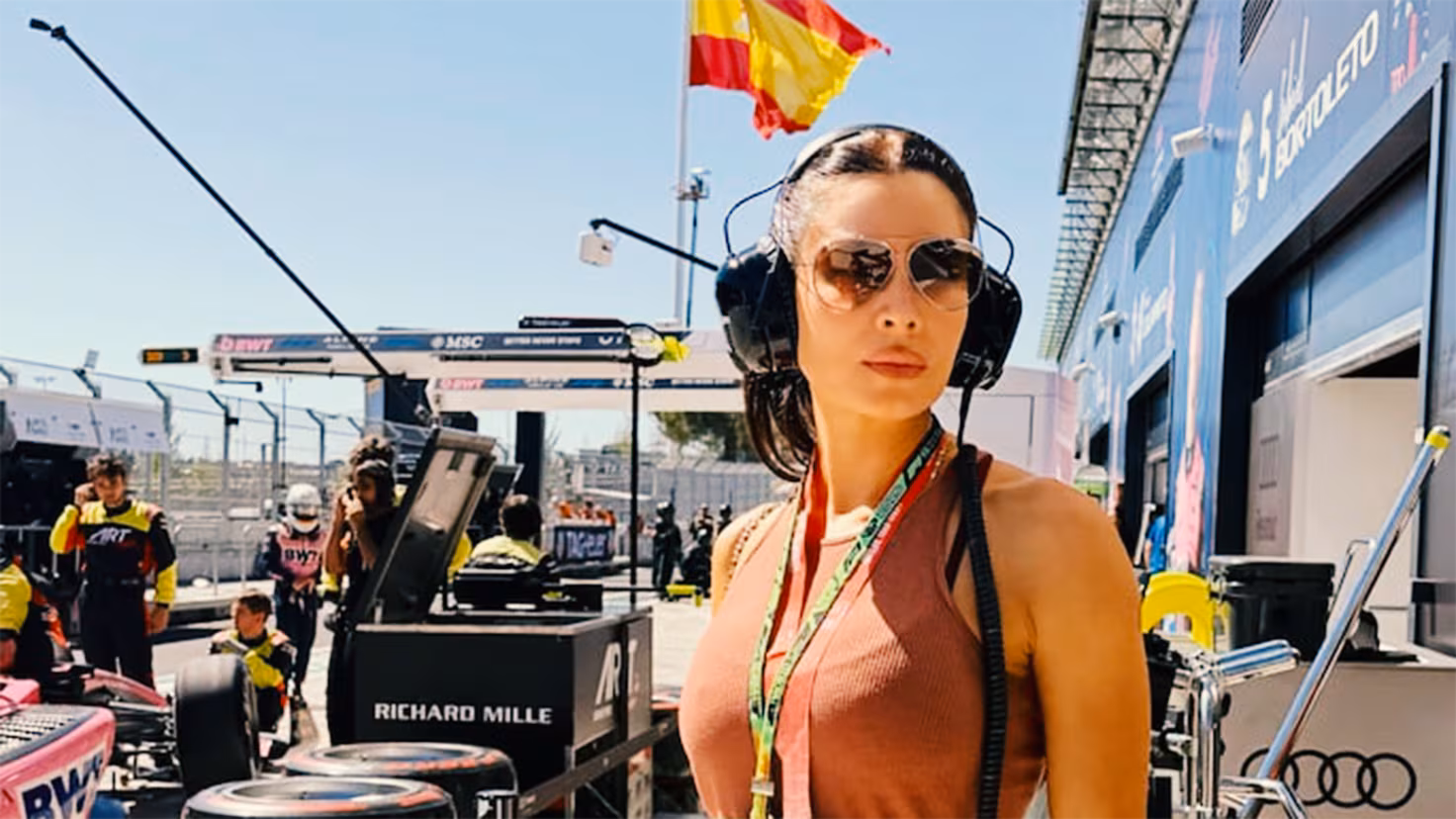 Famosos desfilan por el Gran Premio de Espana en Madrid