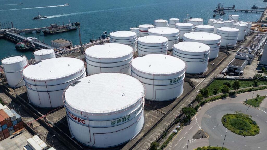El crudo y China amenazan con disparar el precio de gasóleo y gasolina